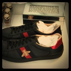 Gucci low top bumble bee sneakers size10